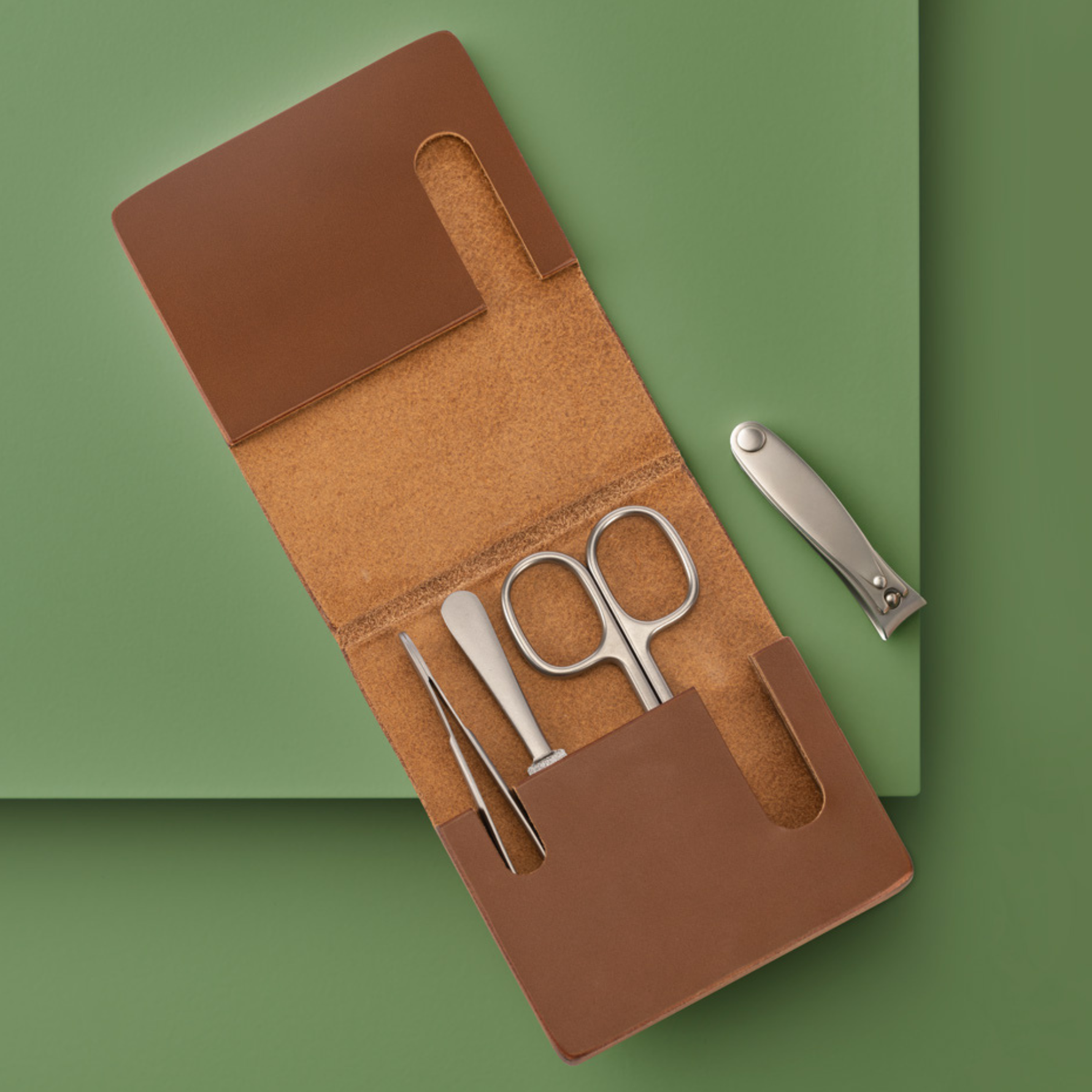 MUHLE Cowhide Manicure Set on green background