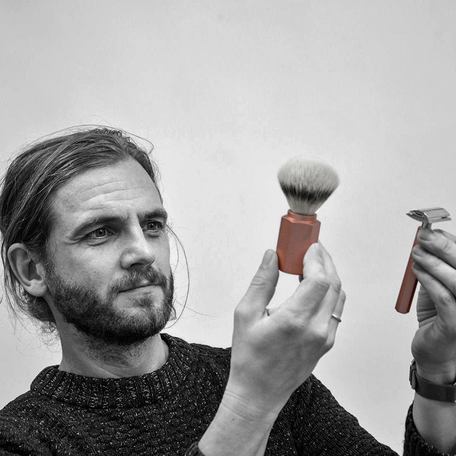 Mark Braun examinando el diseño de la maquinilla de afeitar y el cepillo de la serie HEXAGON